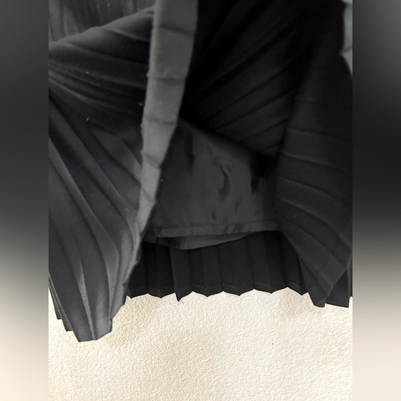 Midi Pleated black skirt | size 6 - Picture 4 of 6
